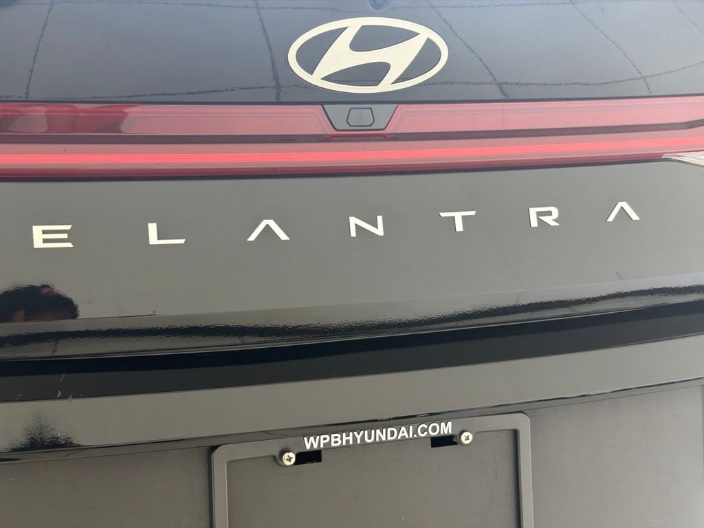 Used 2025 Hyundai Elantra Hybrid FWD image 11