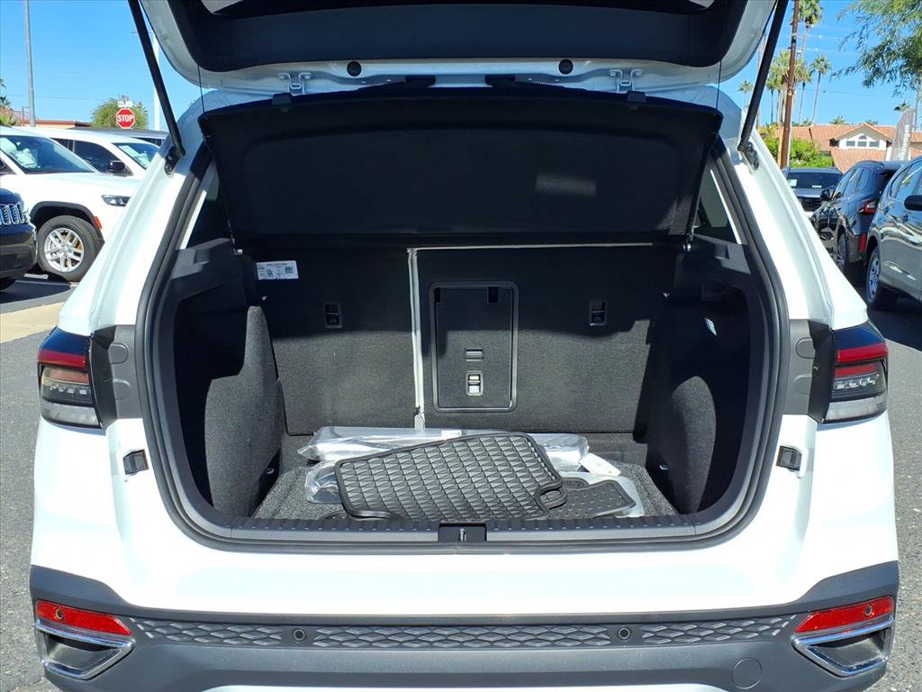 Certified 2025 Volkswagen Taos SE image 16