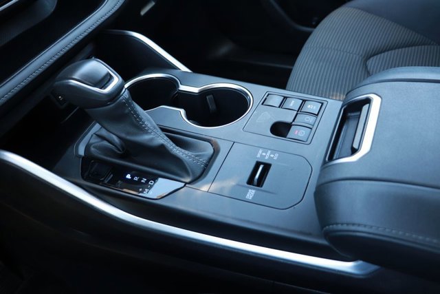 Used 2025 Toyota Highlander LE image 17