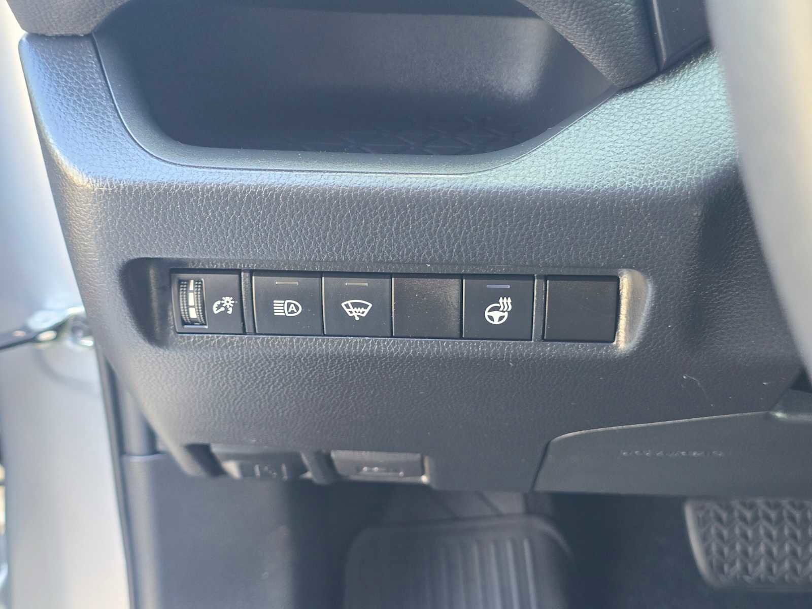 Used 2020 Toyota RAV4 XLE w/ XLE Grade Weather Package AWD/4WD image 24