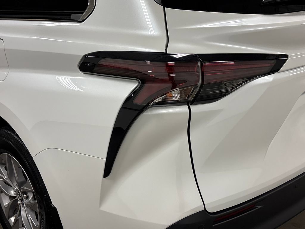 Used 2024 Toyota Sienna XLE FWD image 15