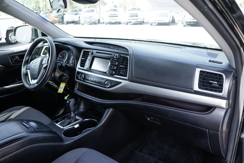 Used 2017 Toyota Highlander LE FWD image 34