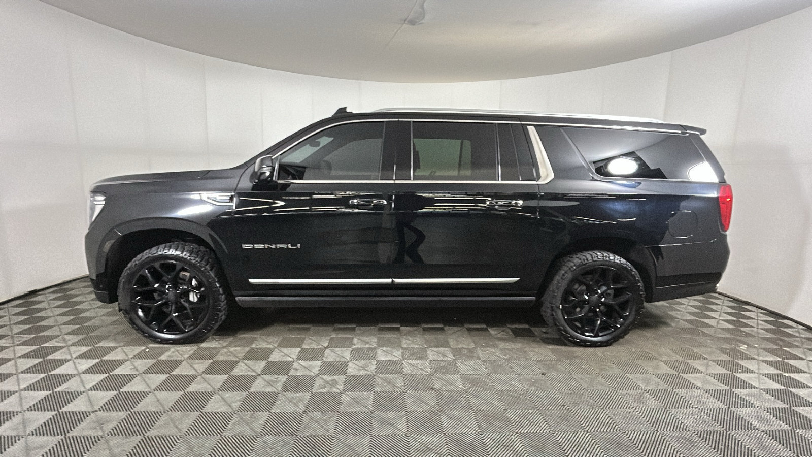 Used 2024 GMC Yukon XL Denali w/ Denali Reserve Package AWD/4WD image 7