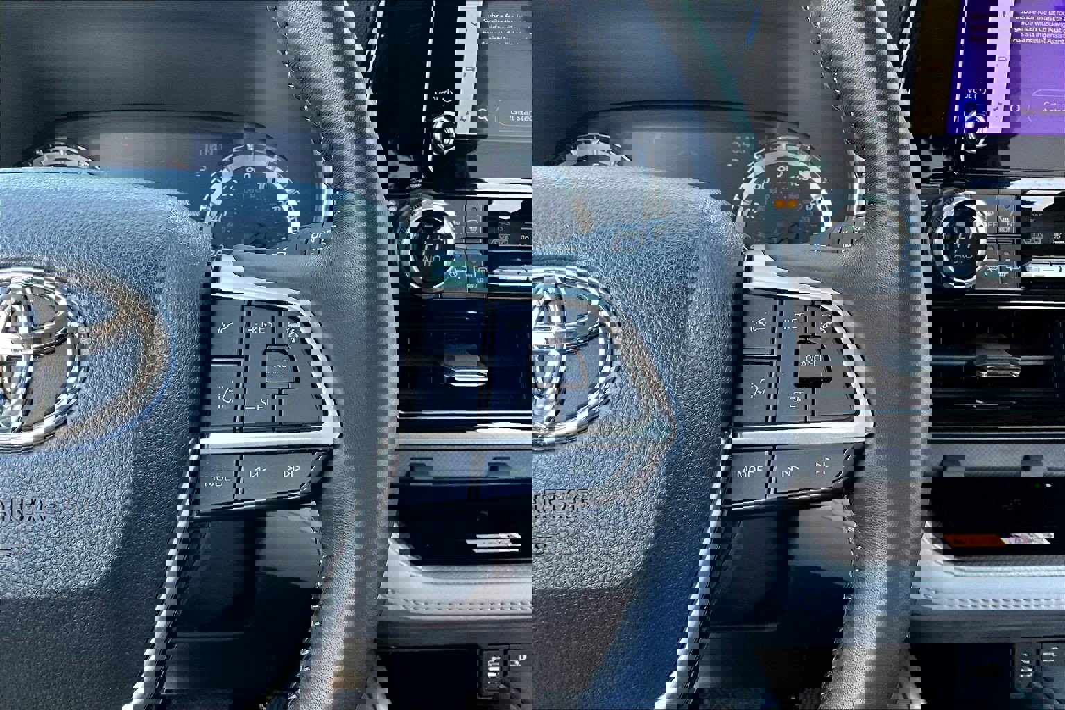 Used 2023 Toyota Highlander XLE image 12