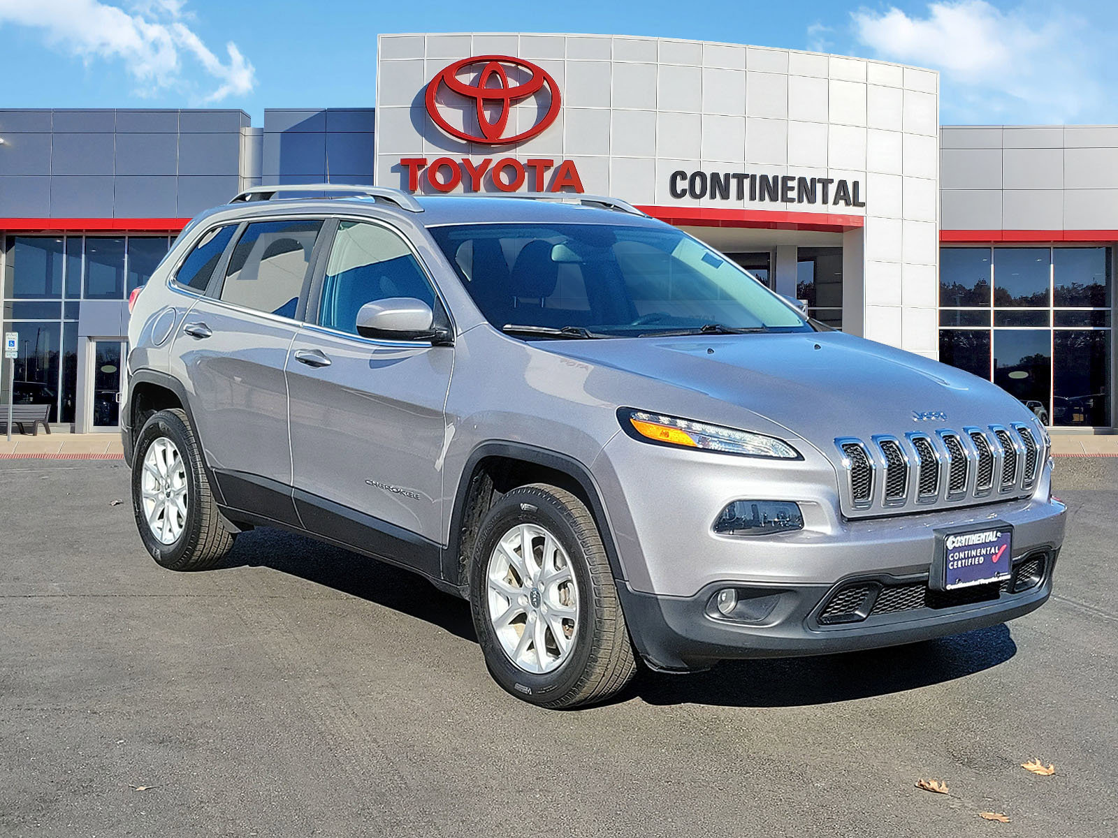 Used 2017 Jeep Cherokee Latitude w/ Cold Weather Group image 2