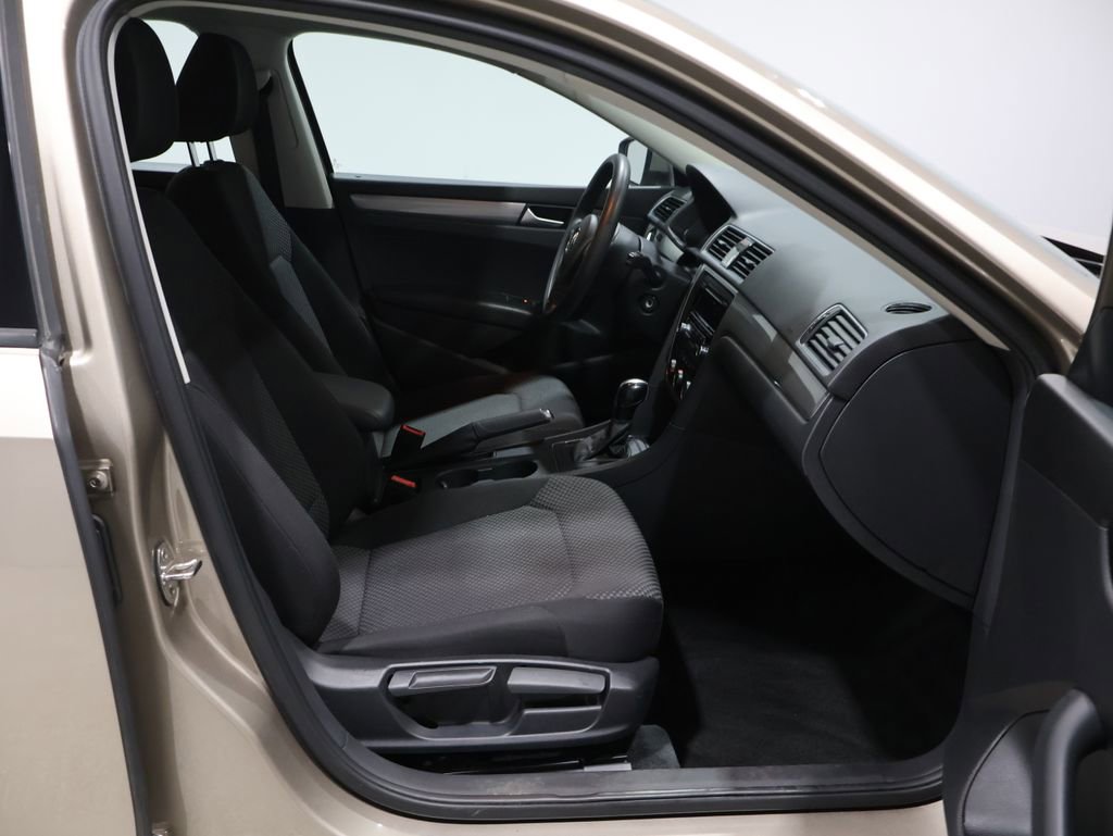 Used 2015 Volkswagen Passat 1.8T S image 21