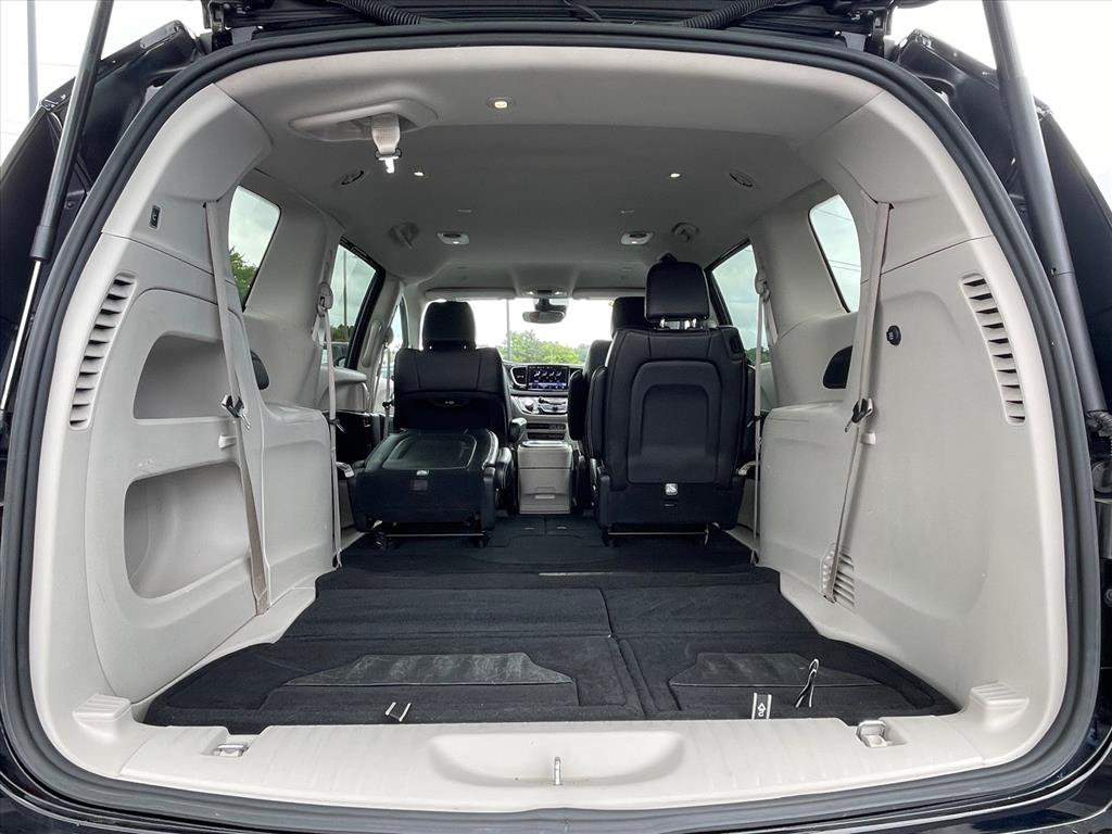 Used 2024 Chrysler Pacifica Touring-L FWD image 27