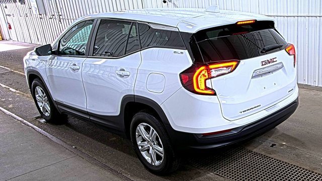 Used 2024 GMC Terrain SLE image 3