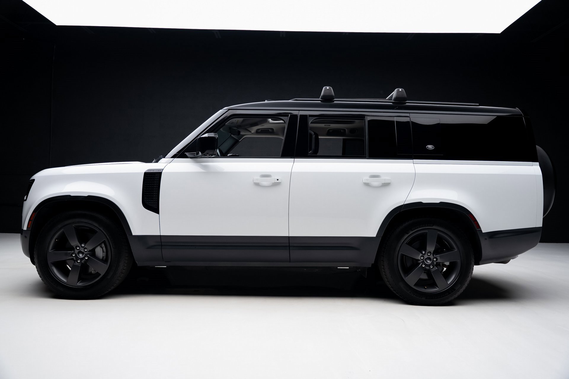 Used 2023 Land Rover Defender 130 SE image 18