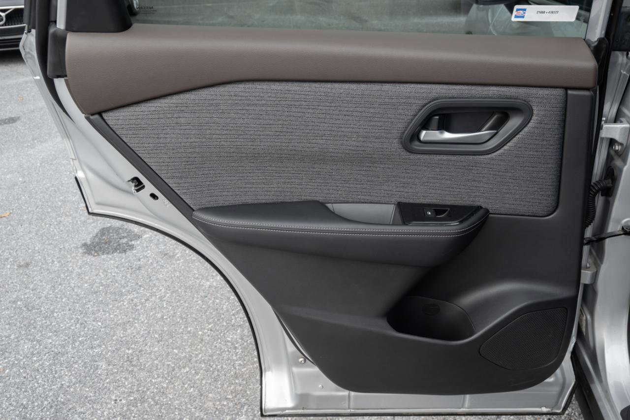 Used 2023 Nissan Rogue SV image 17