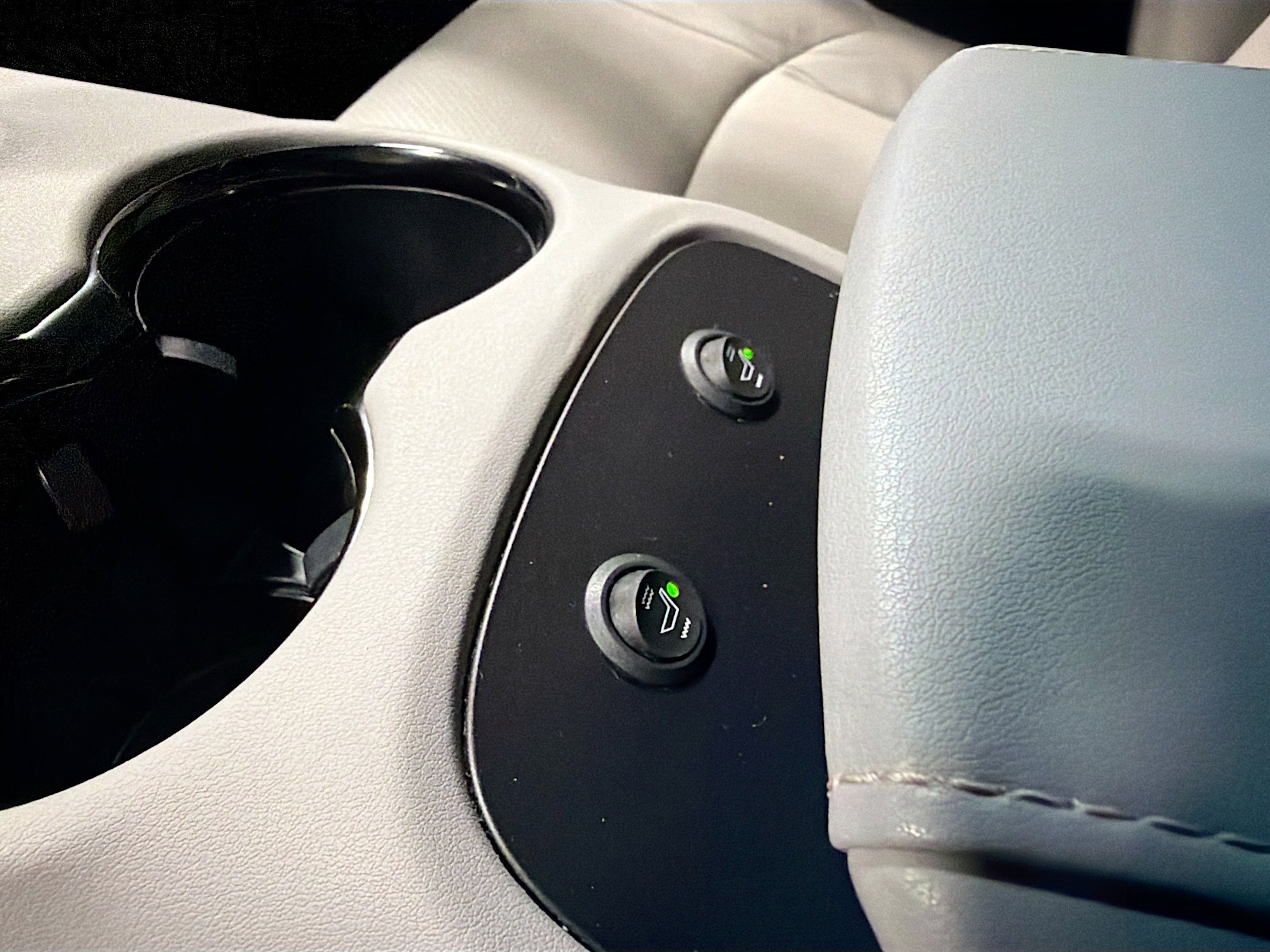 Used 2023 Toyota Venza LE image 19