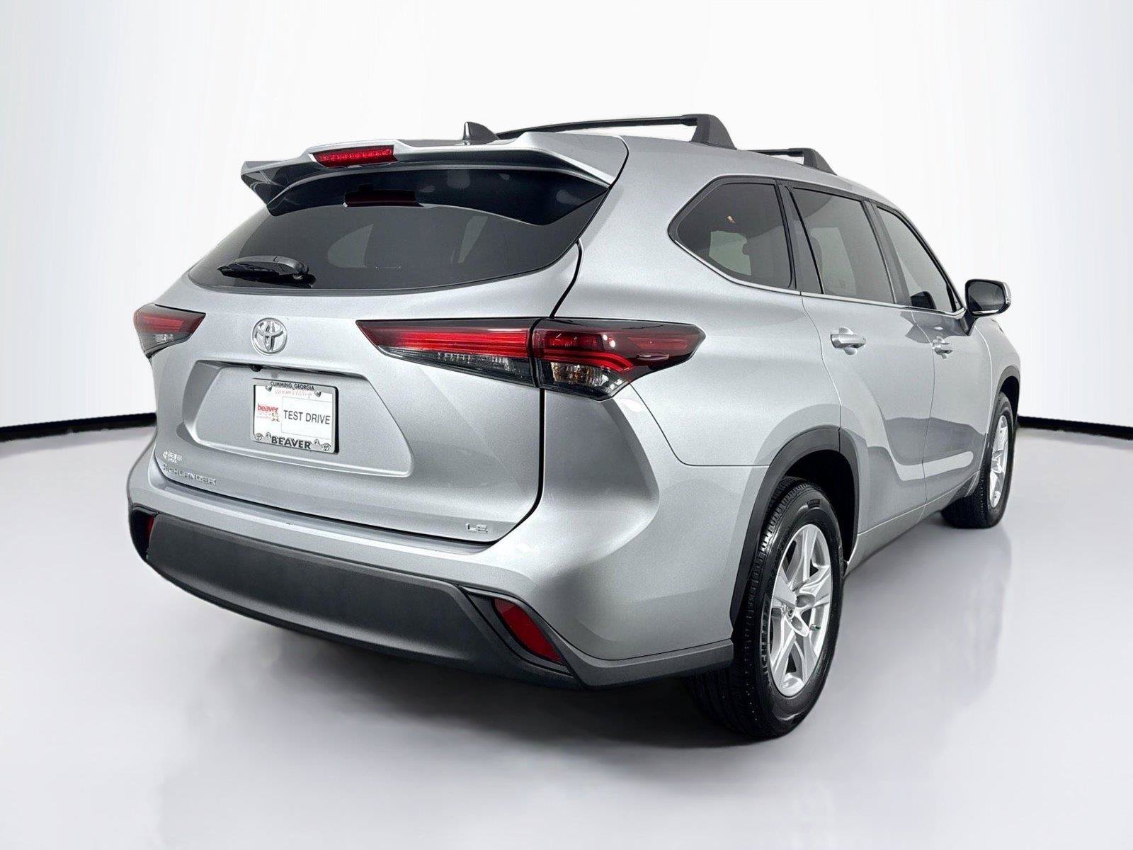 Used 2024 Toyota Highlander LE FWD image 6