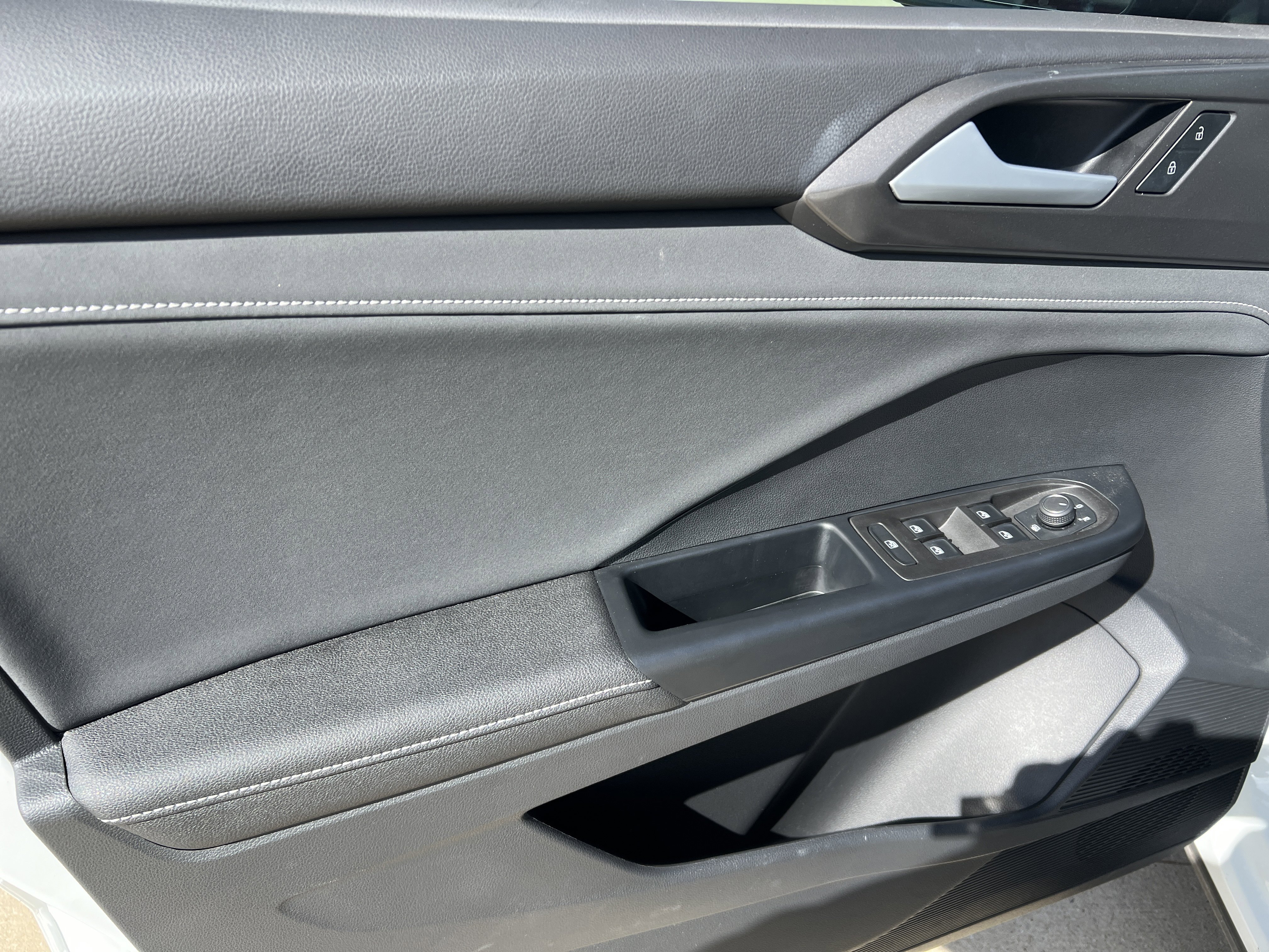 Certified 2025 Volkswagen Taos SE image 13