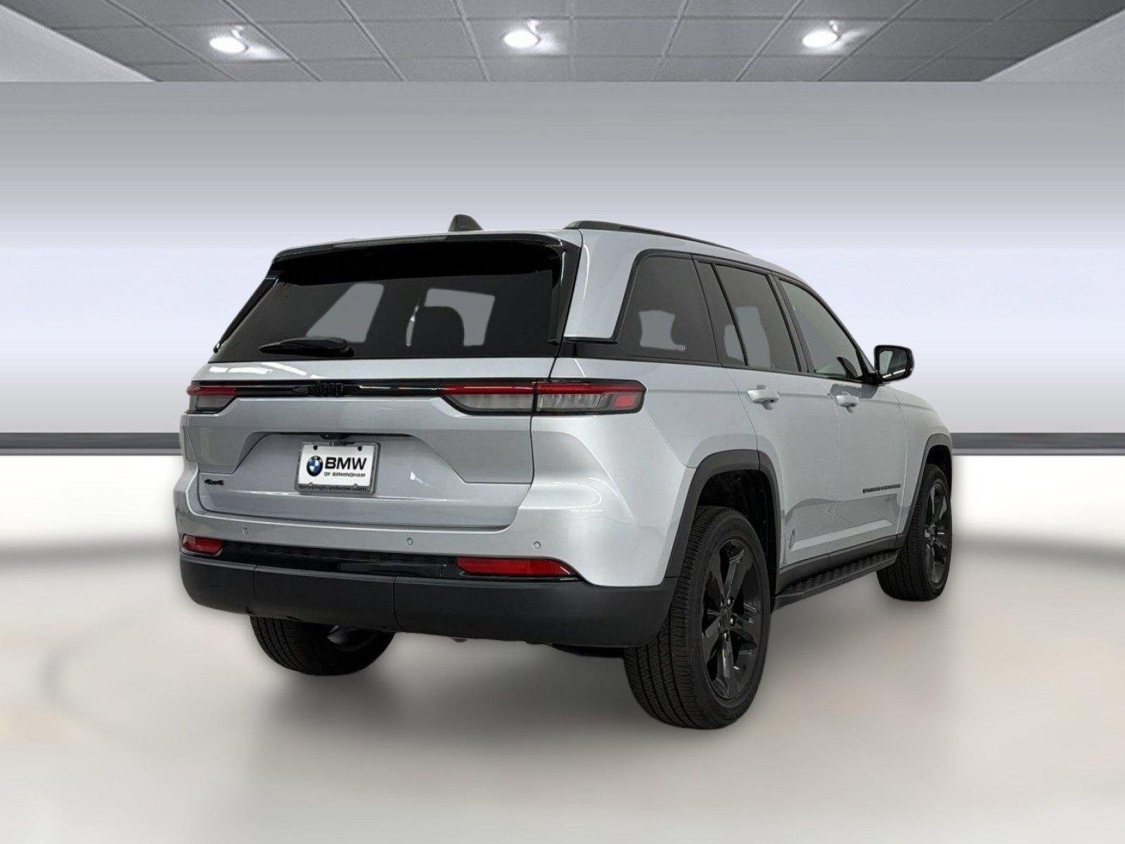 Used 2023 Jeep Grand Cherokee Altitude AWD/4WD image 9