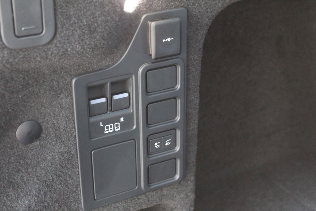 Used 2025 Land Rover Discovery Dynamic SE image 26