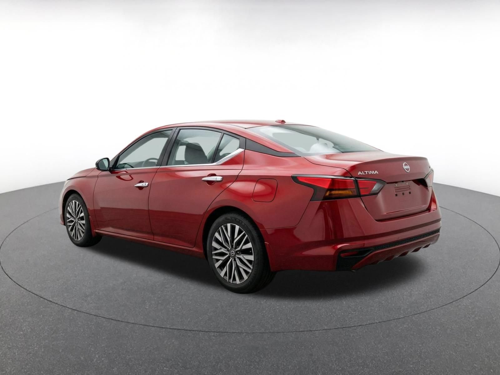 Used 2025 Nissan Altima 2.5 SV FWD image 13