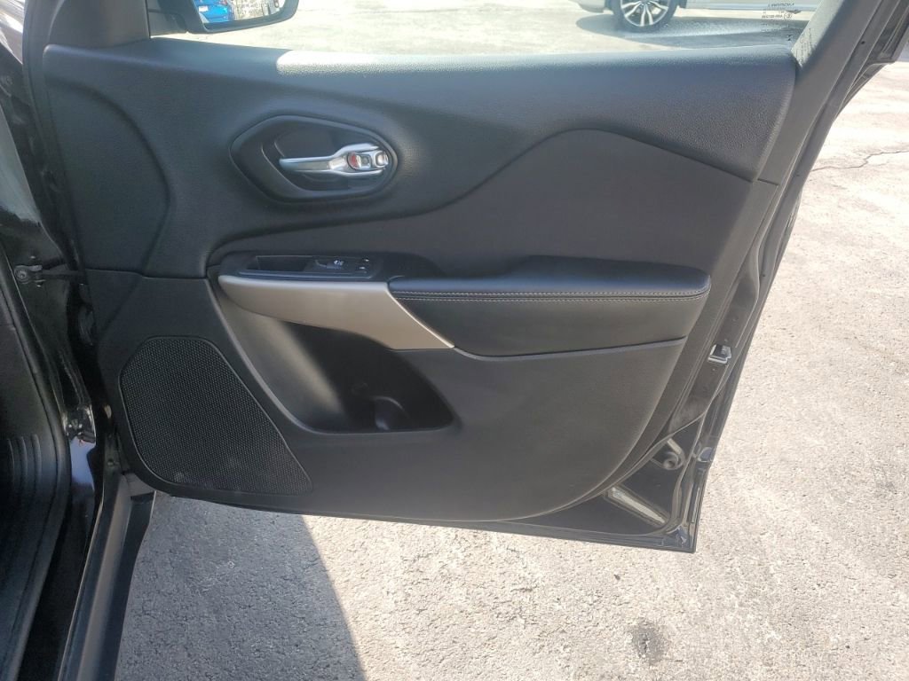 Used 2017 Jeep Cherokee Latitude w/ Comfort & Sound Group image 32