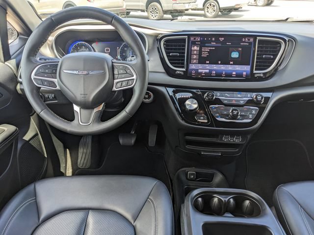 Used 2025 Chrysler Pacifica Select FWD image 16