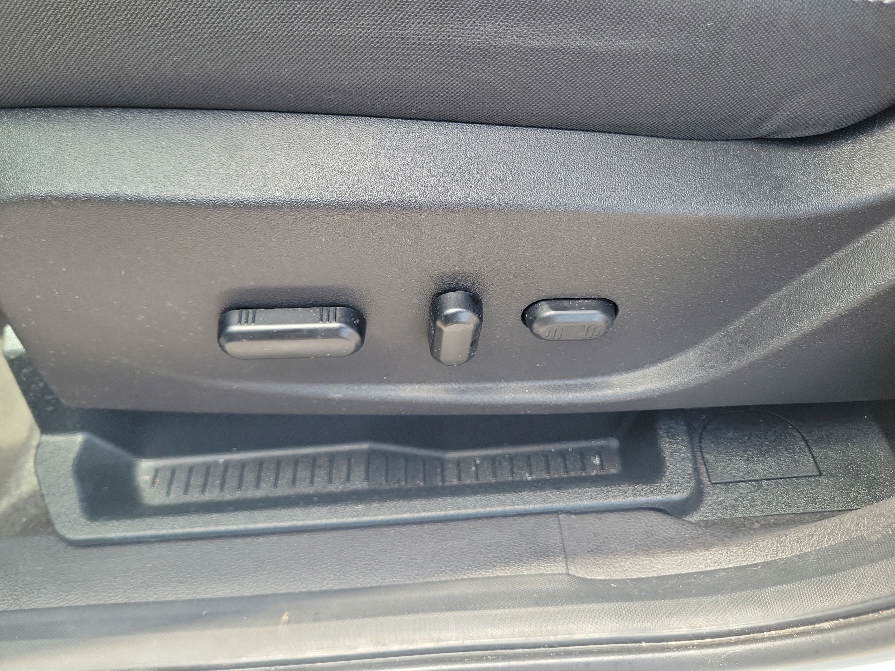 Used 2019 Ford Escape SE FWD image 25