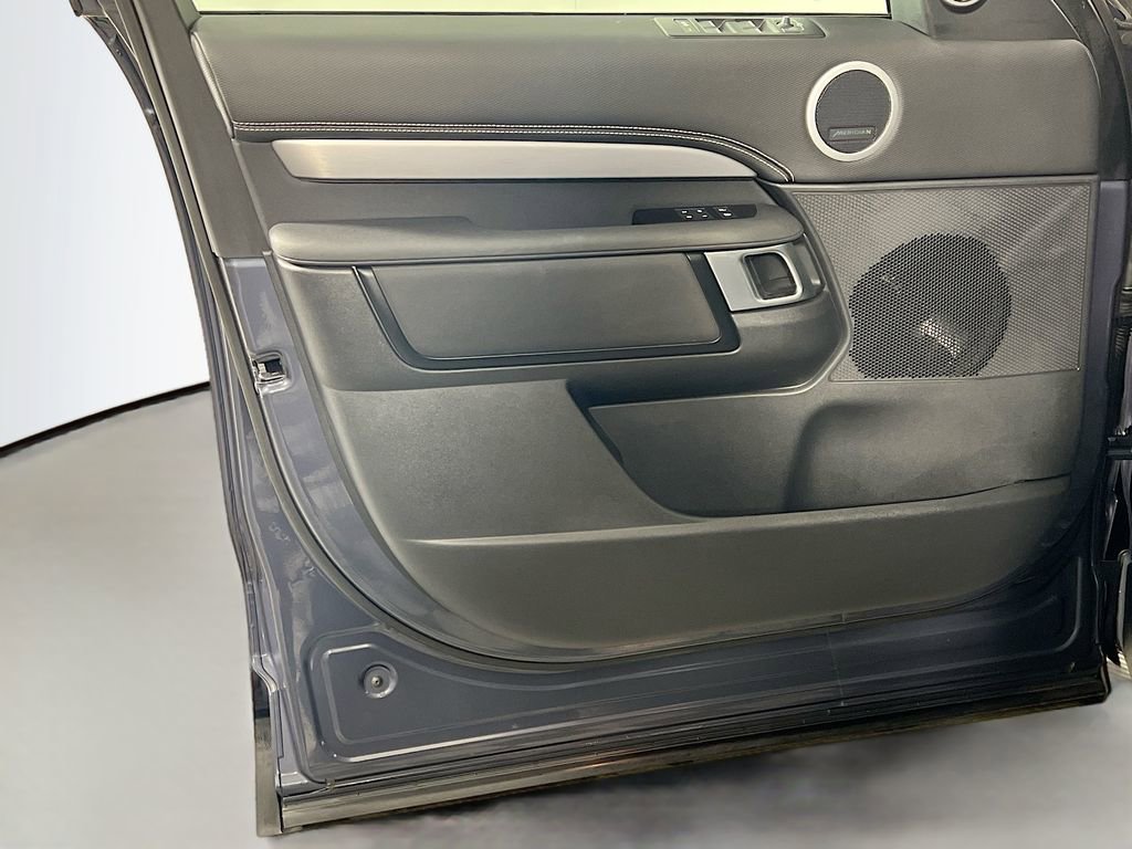 Used 2025 Land Rover Discovery Dynamic SE image 18