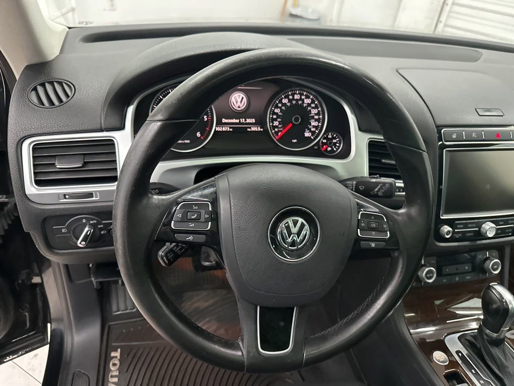 Used 2016 Volkswagen Touareg TDI image 10
