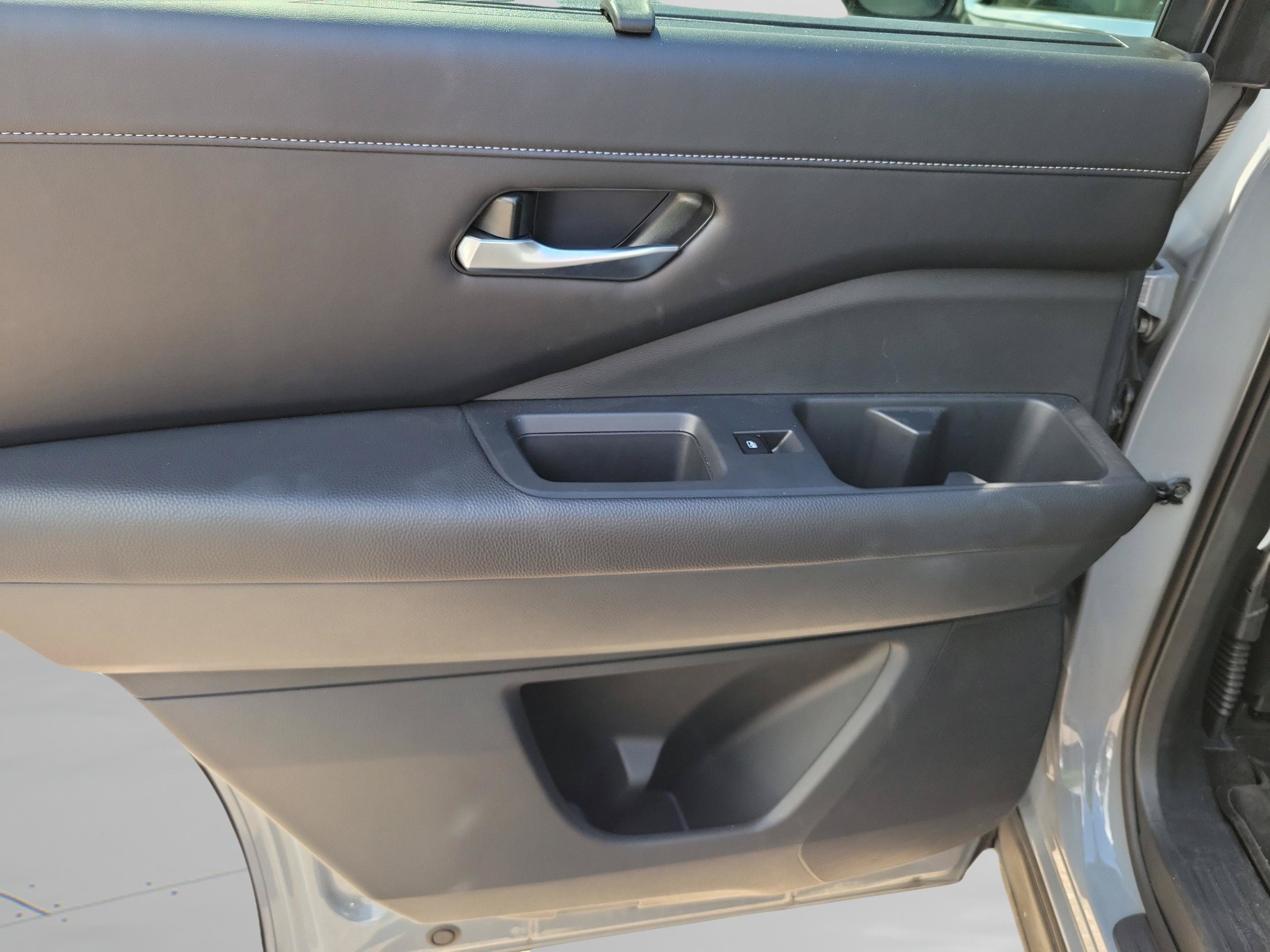Used 2024 Nissan Pathfinder SL w/ Black Appearance Package FWD image 20