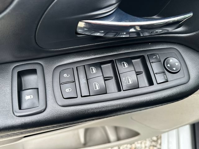Used 2015 Dodge Grand Caravan SXT w/ UConnect Hands-Free Group FWD image 24