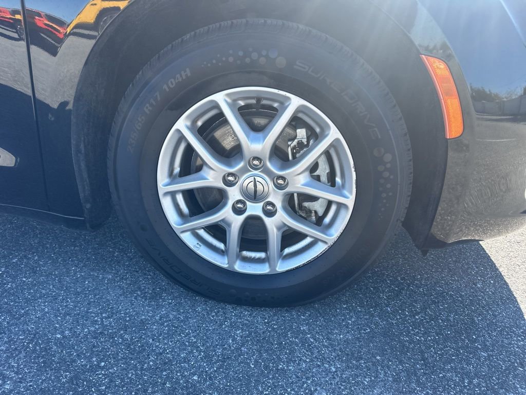 Used 2024 Chrysler Voyager LX image 4