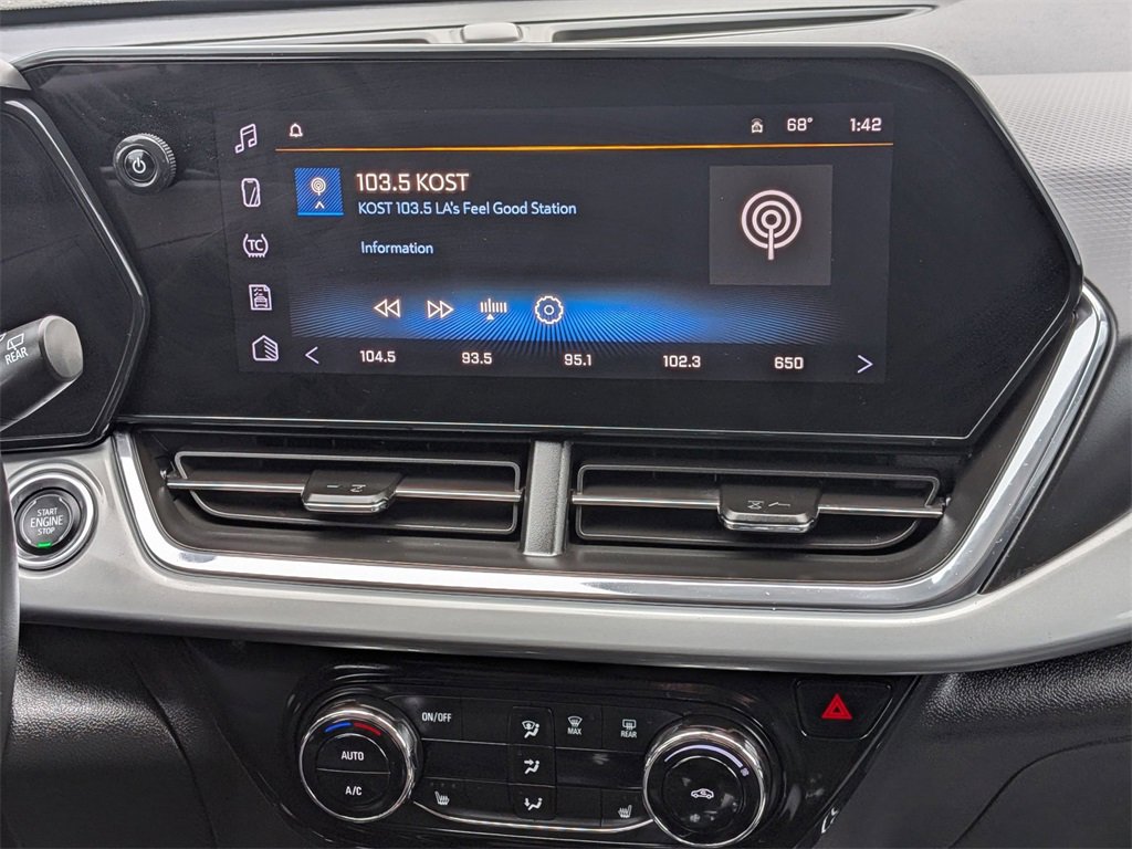 Used 2025 Chevrolet Trax LT w/ LT Convenience Package image 16