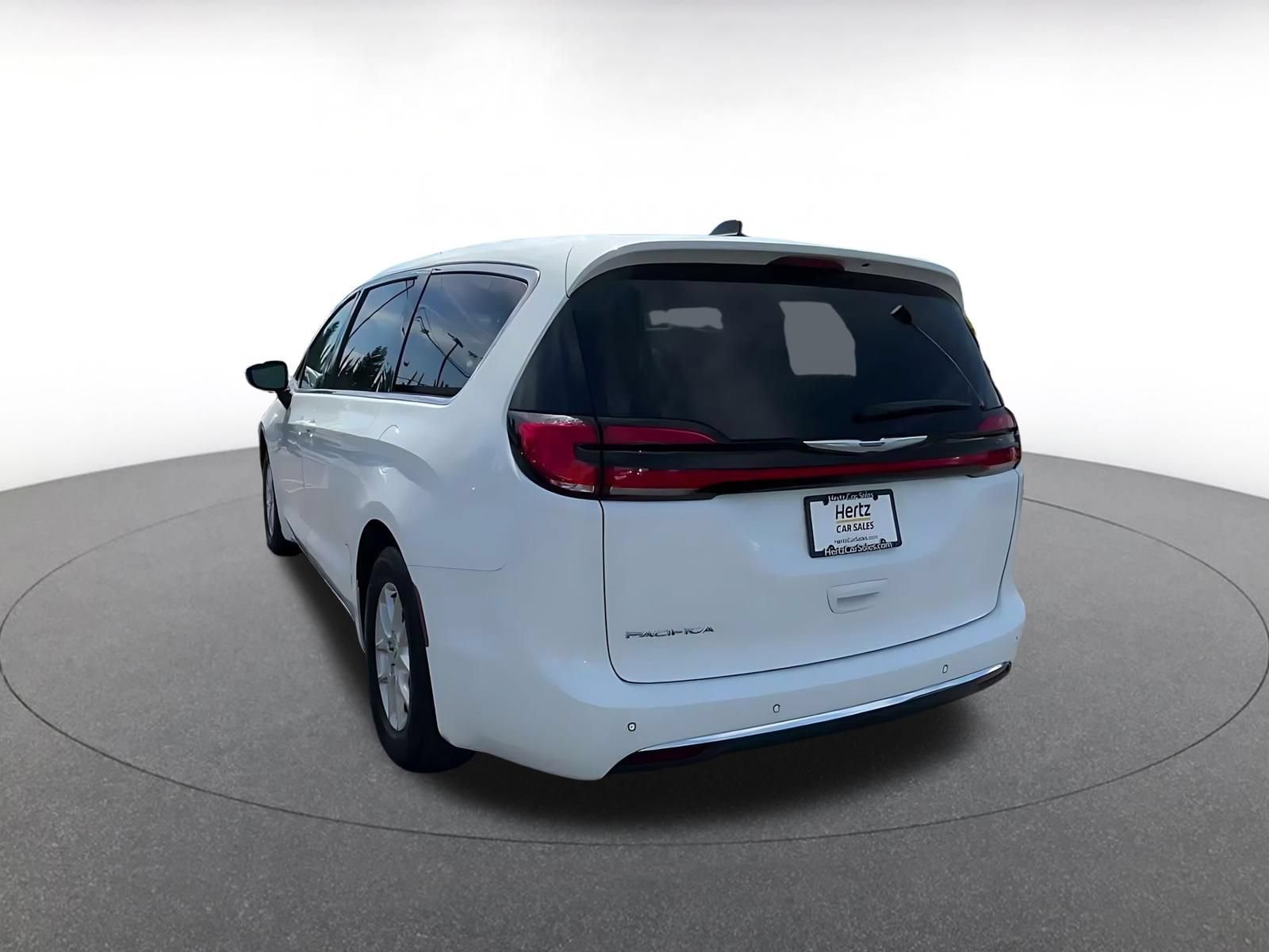 Used 2024 Chrysler Pacifica Touring-L FWD image 10