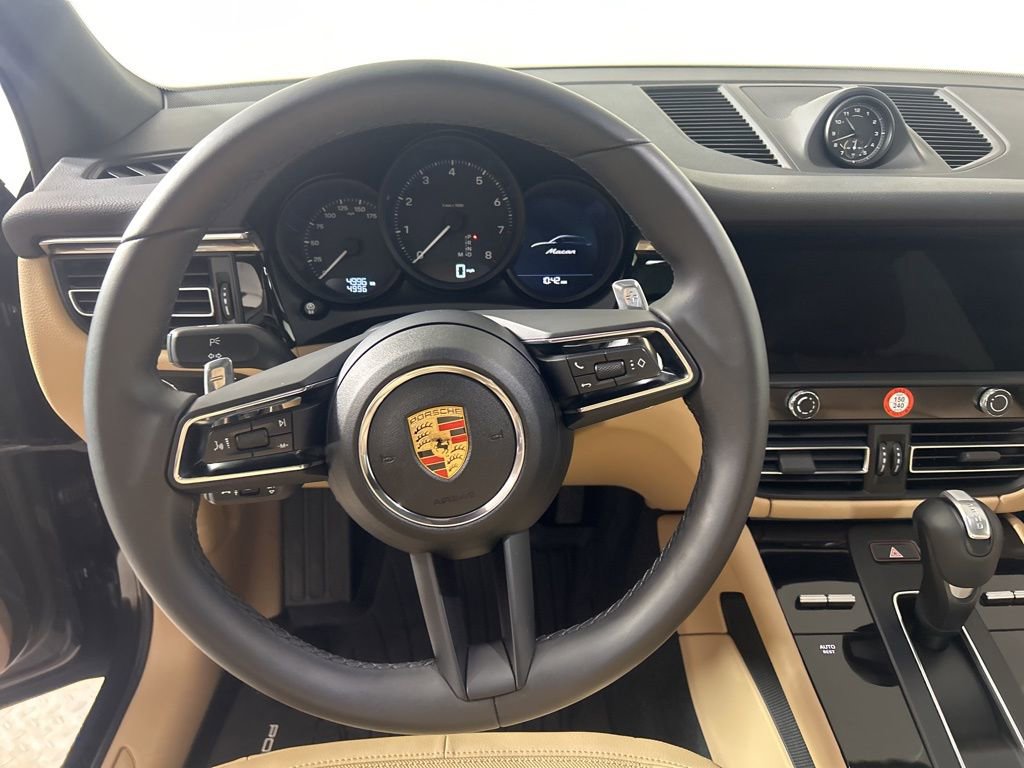 Certified 2025 Porsche Macan image 22