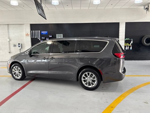 Used 2023 Chrysler Pacifica Touring-L w/ Uconnect Theater Family Group AWD/4WD image 5