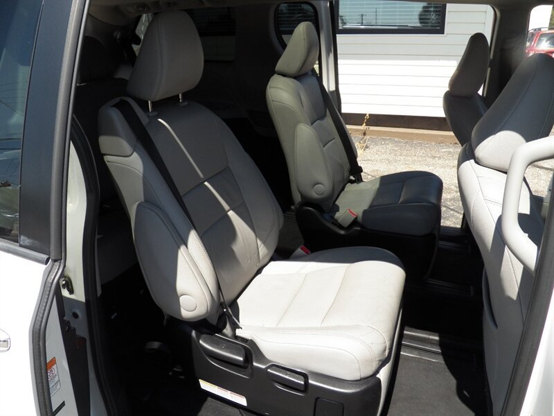 Used 2015 Toyota Sienna Limited Premium w/ Advanced Technology Package FWD image 16