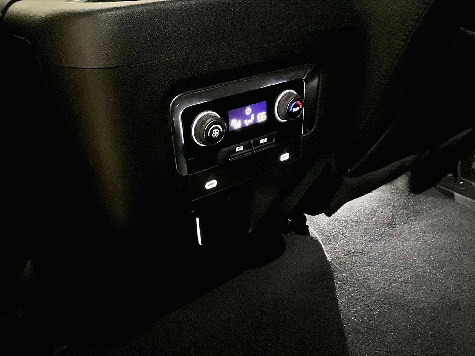 Used 2024 Chevrolet Suburban Z71 image 30