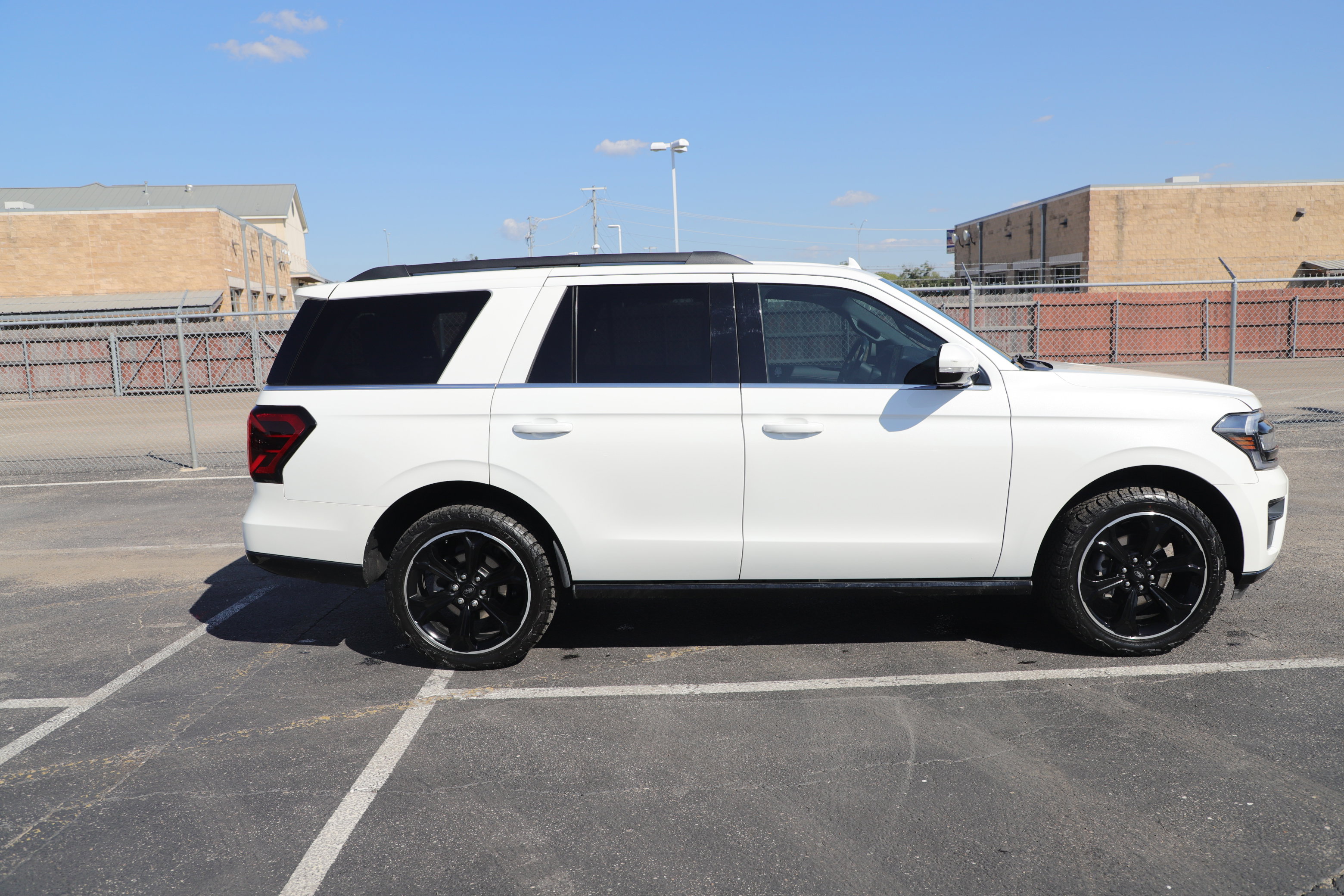 Used 2022 Ford Expedition Limited image 3