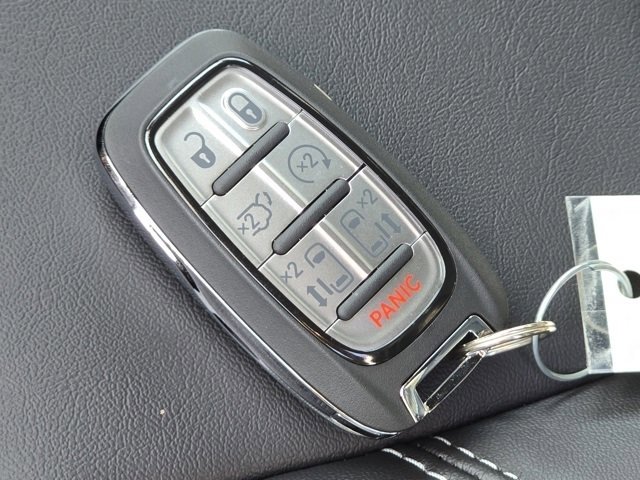New 2025 Chrysler Pacifica Select w/ Fav Edition Package image 32