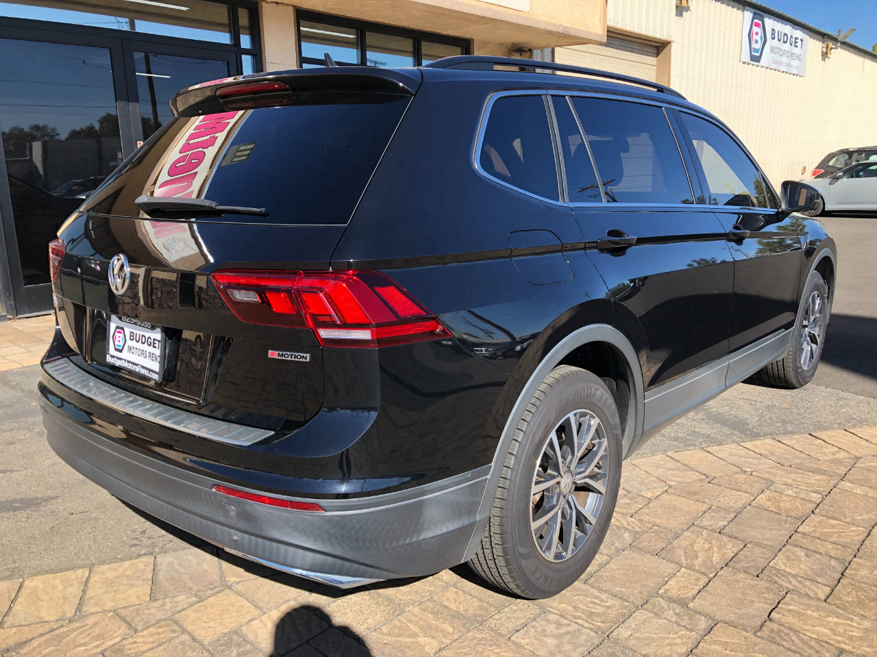 Used 2019 Volkswagen Tiguan SE w/ Panoramic Sunroof Package image 2