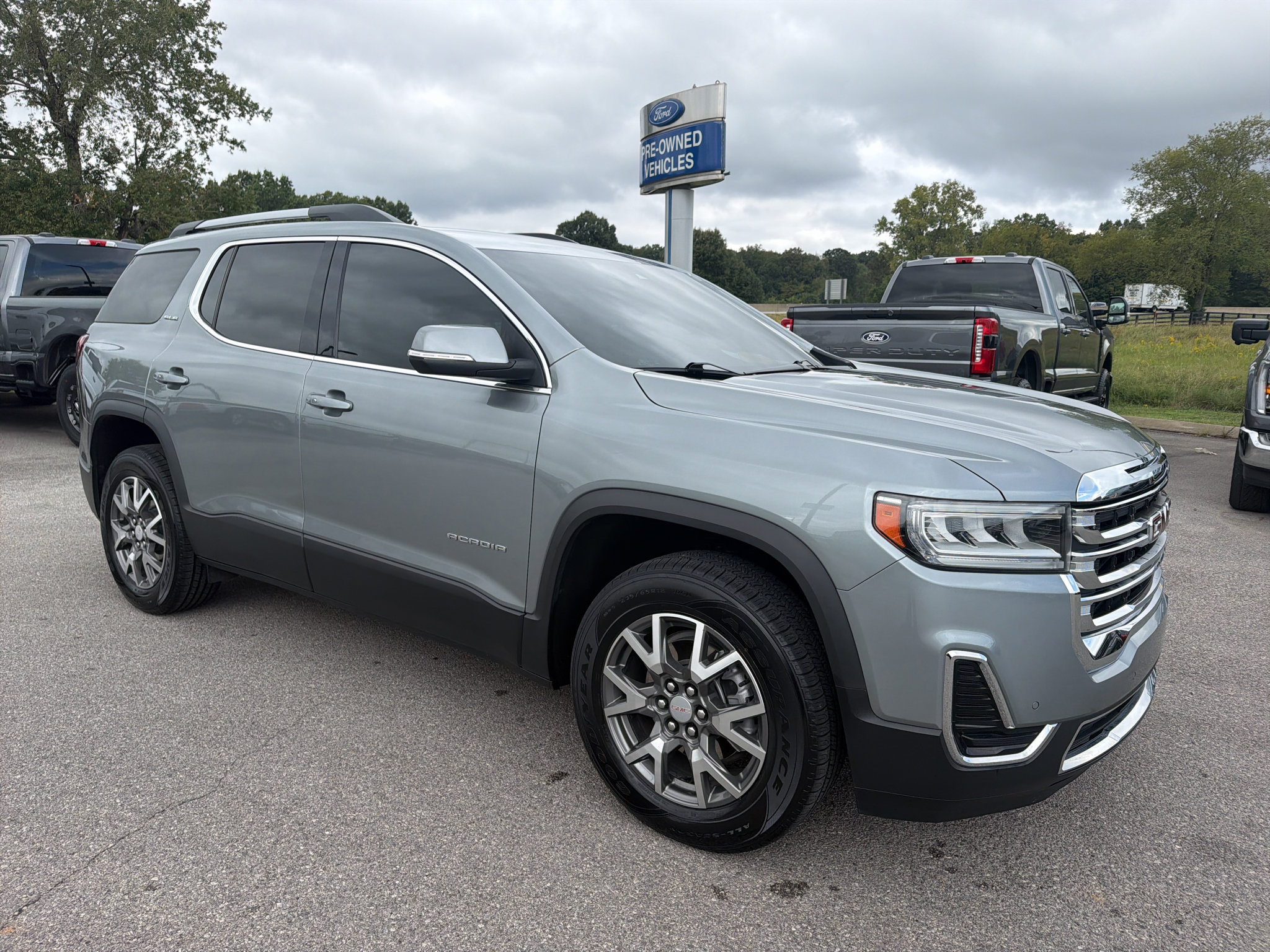 Used 2023 GMC Acadia SLE w/ Driver Convenience Package FWD image 3