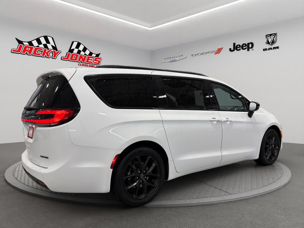 Used 2025 Chrysler Pacifica Limited FWD image 10