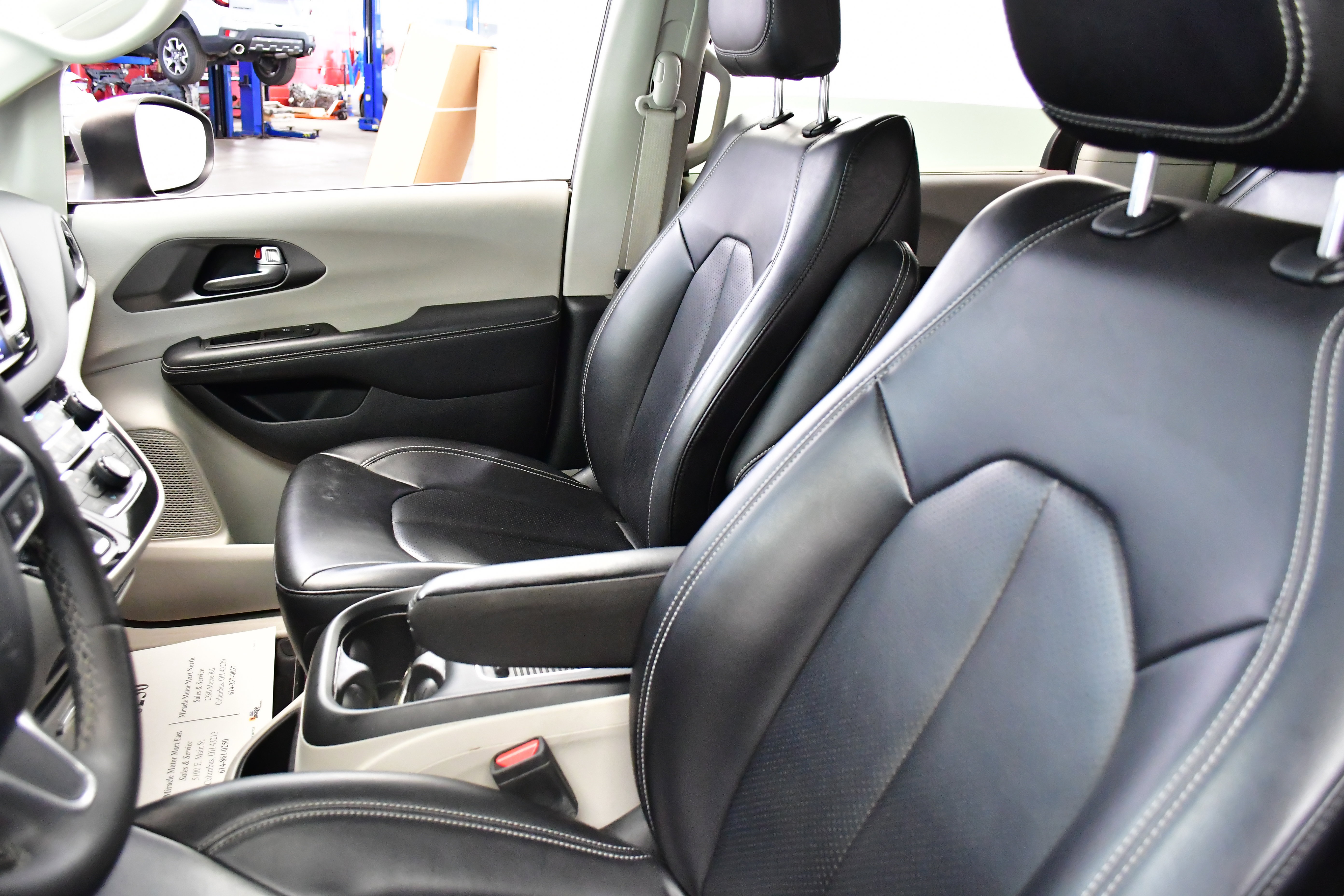 Used 2023 Chrysler Pacifica Touring-L FWD image 9
