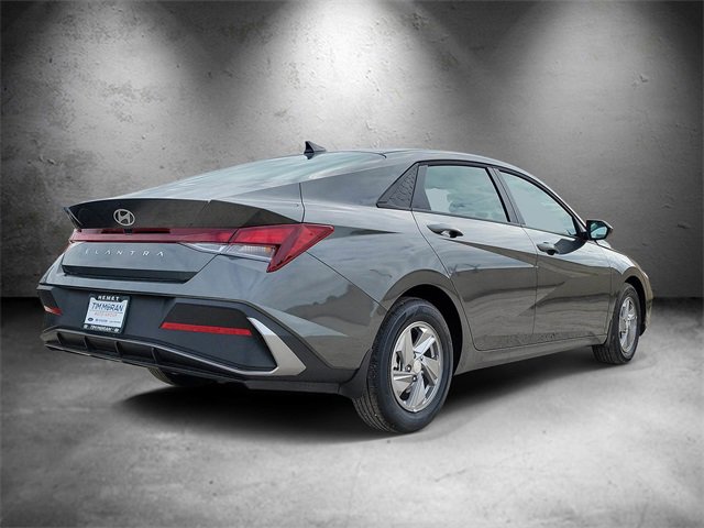 New 2025 Hyundai Elantra SE image 3