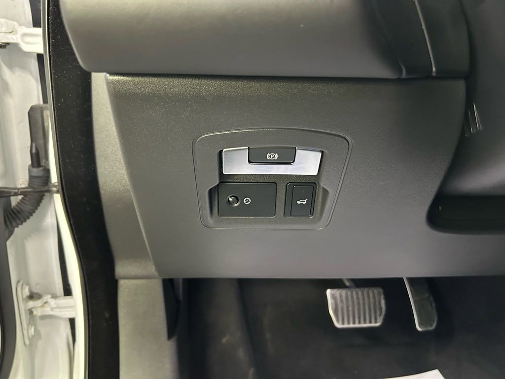 Used 2018 Land Rover Range Rover Velar R-Dynamic HSE image 25