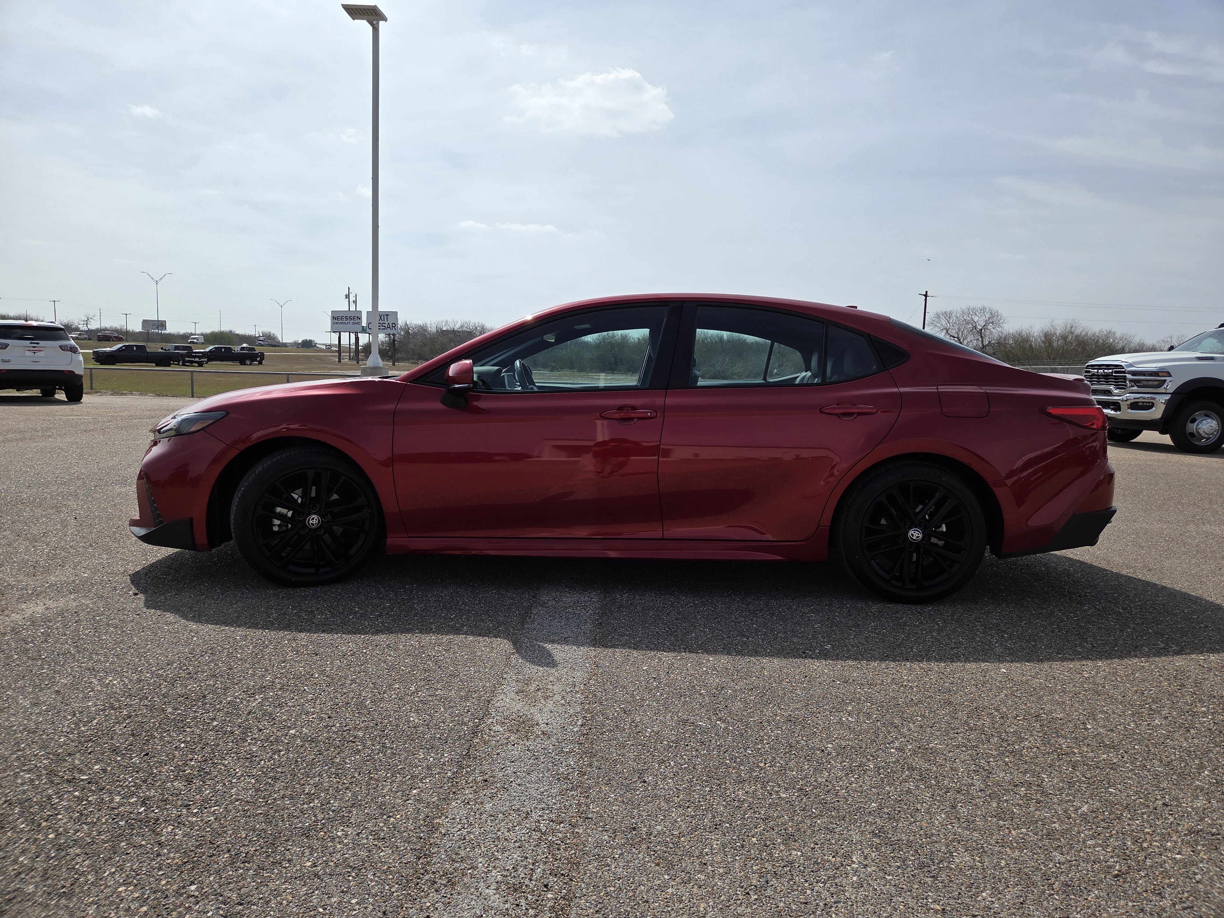 Used 2025 Toyota Camry SE image 4