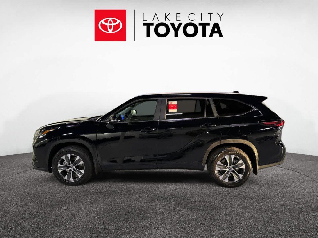 New 2026 Toyota Highlander XLE image 2
