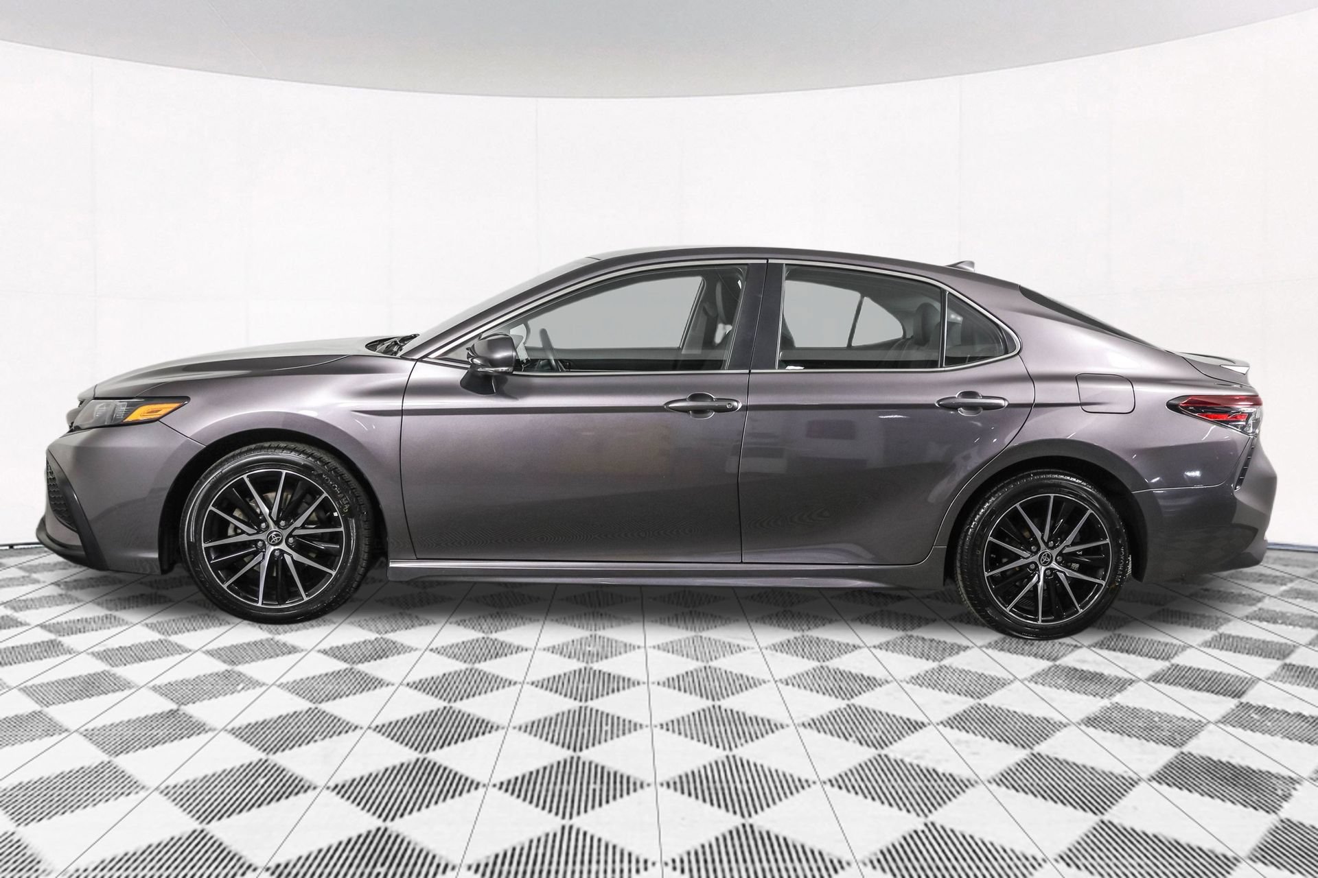 Used 2022 Toyota Camry SE FWD image 19