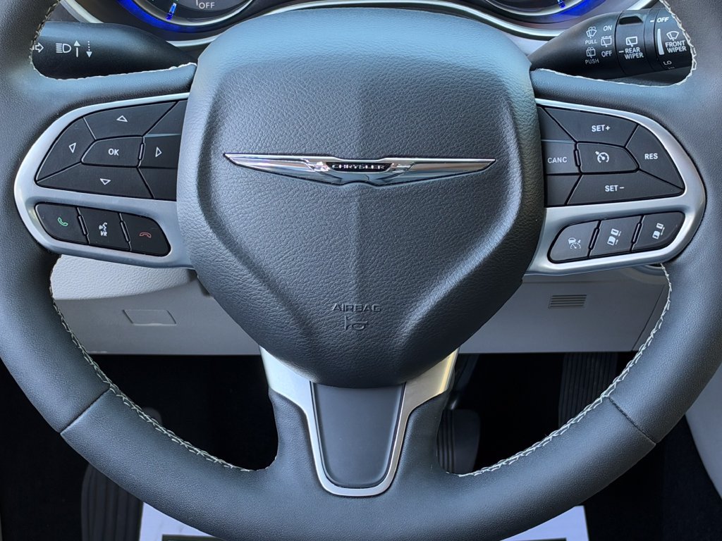 Used 2023 Chrysler Pacifica Touring-L FWD image 21