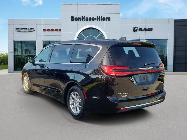 Used 2024 Chrysler Pacifica Touring-L FWD image 3