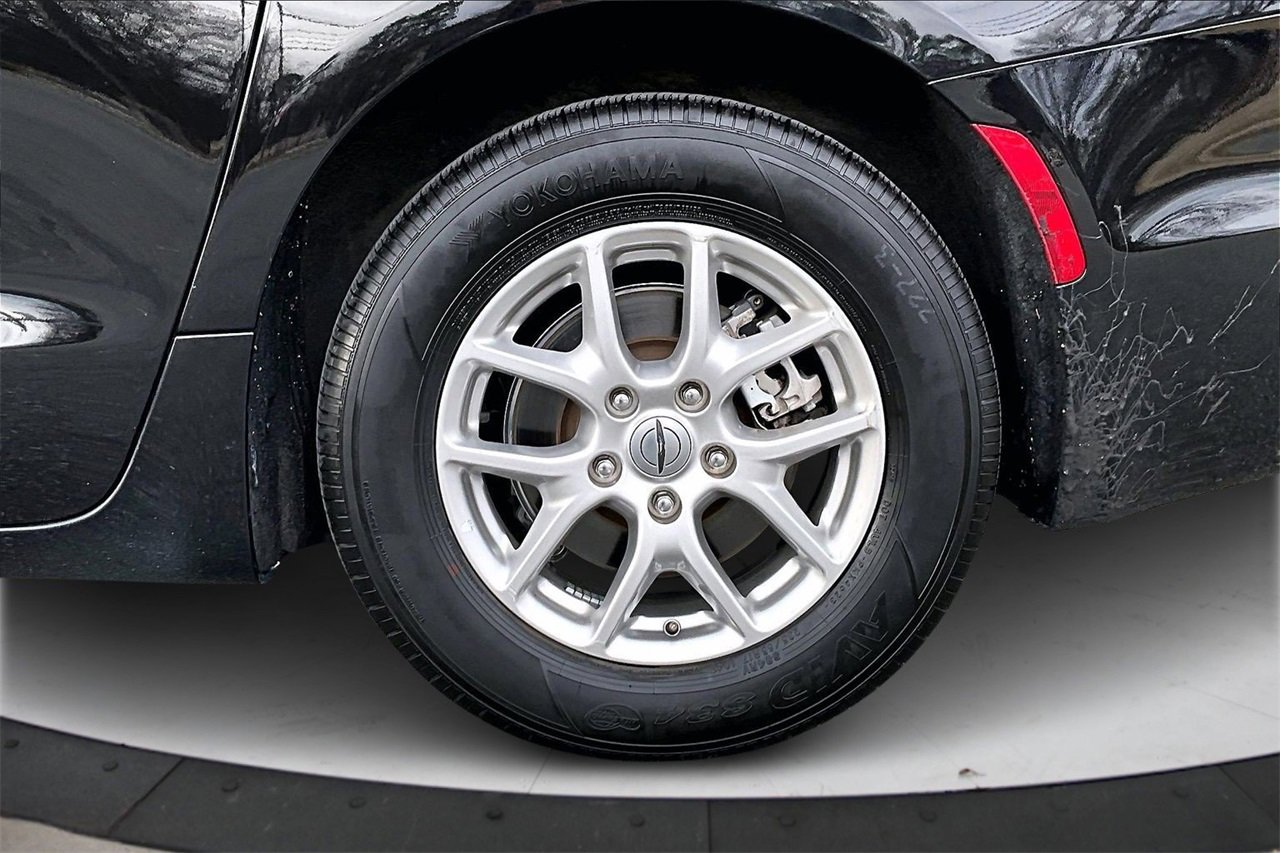 Certified 2024 Chrysler Pacifica Touring-L image 34