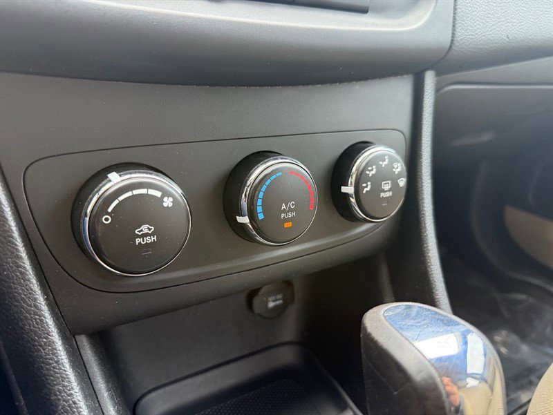 Used 2013 Dodge Avenger SE FWD image 16