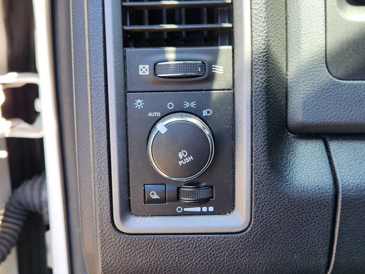 Used 2014 RAM 1500 Express RWD image 19